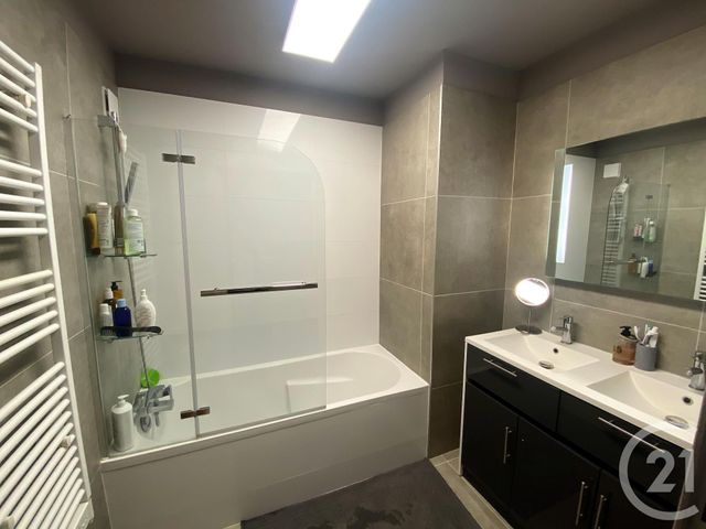 Appartement F3 à vendre - 3 pièces - 68.9 m2 - LE BOUSCAT - 33 - AQUITAINE - Century 21 Hesteda Appartement F3 à vendre - 3 pièces - 68.9 m2 - LE BOUSCAT - 33 - AQUITAINE - Century 21 Hesteda